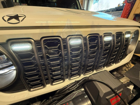 Oświetlenie Białe Grilla model 2024 Jeep Wrangler JL Oświetlenie Białe Grilla model 2024 Jeep Wrangler JL