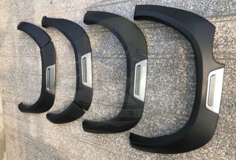 Poszerzenia błotników OEM Toyota Hilux 2021